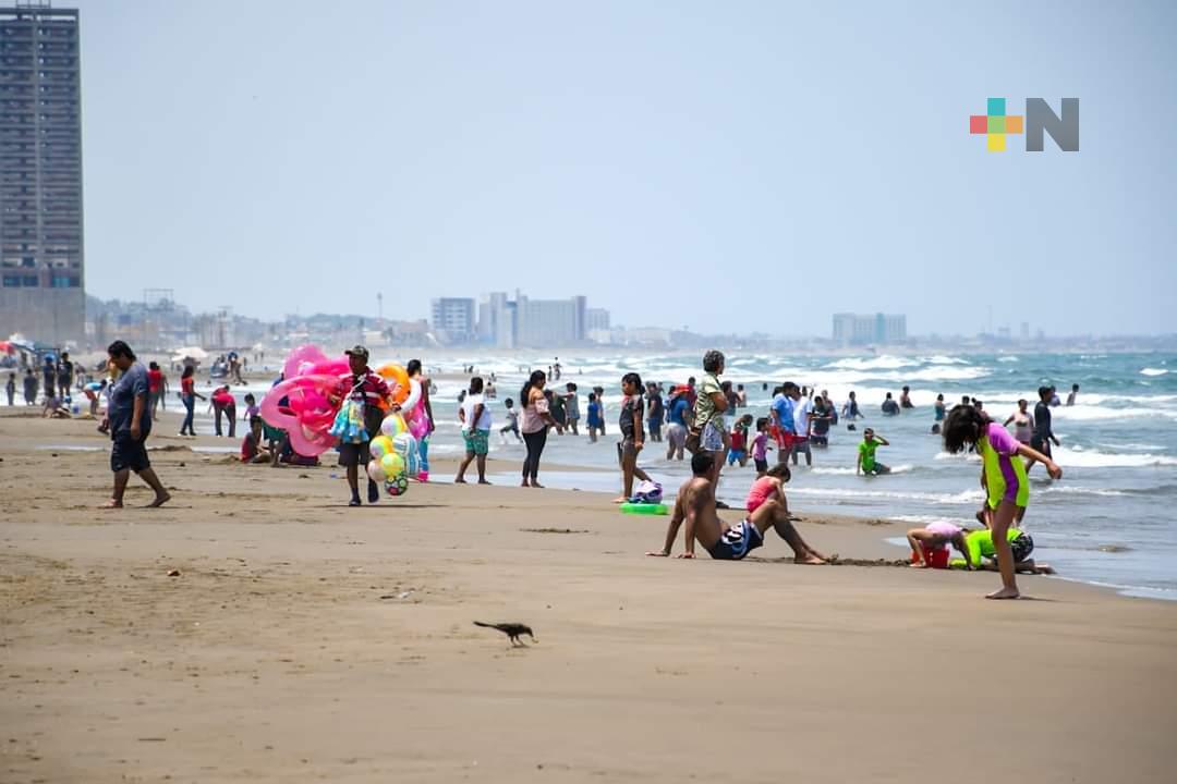 Paseantes de Coatza disfrutan de playas y ferias en fin de periodo vacacional