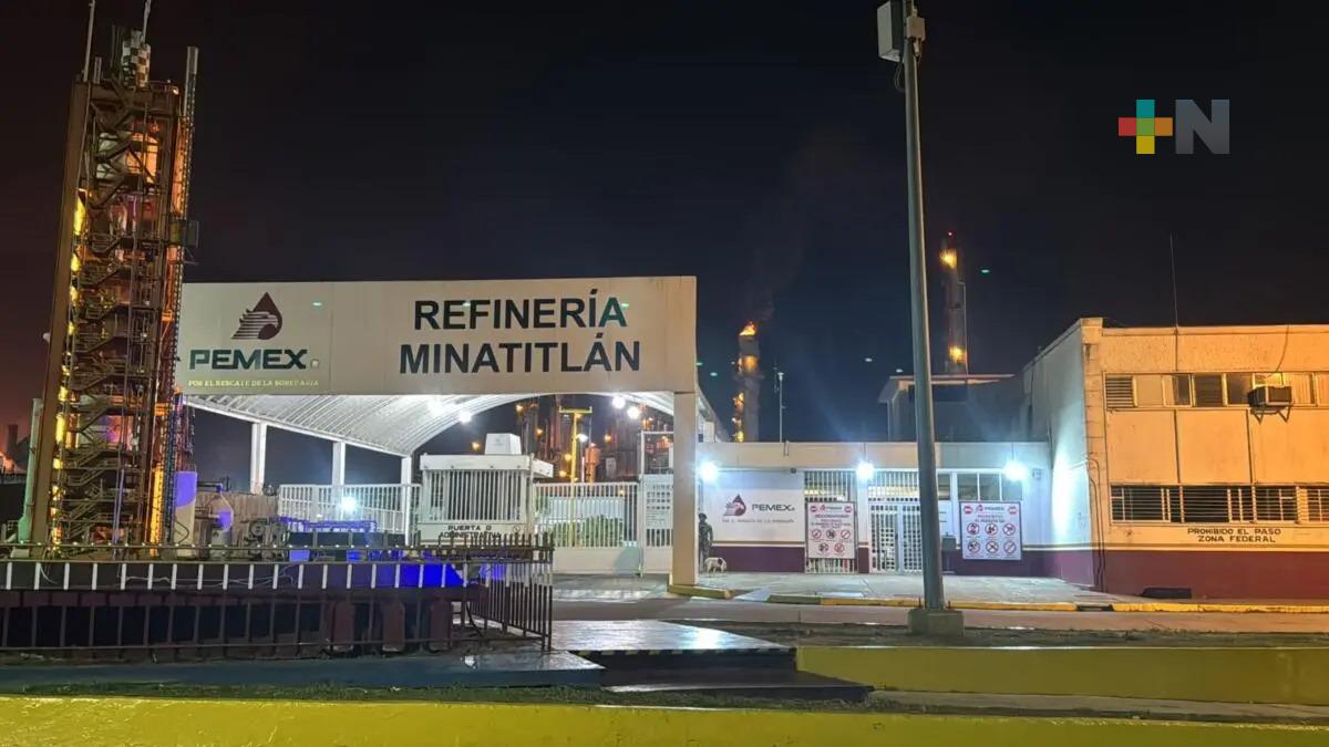 Se registra incendio al interior de la refinería de Minatitlán