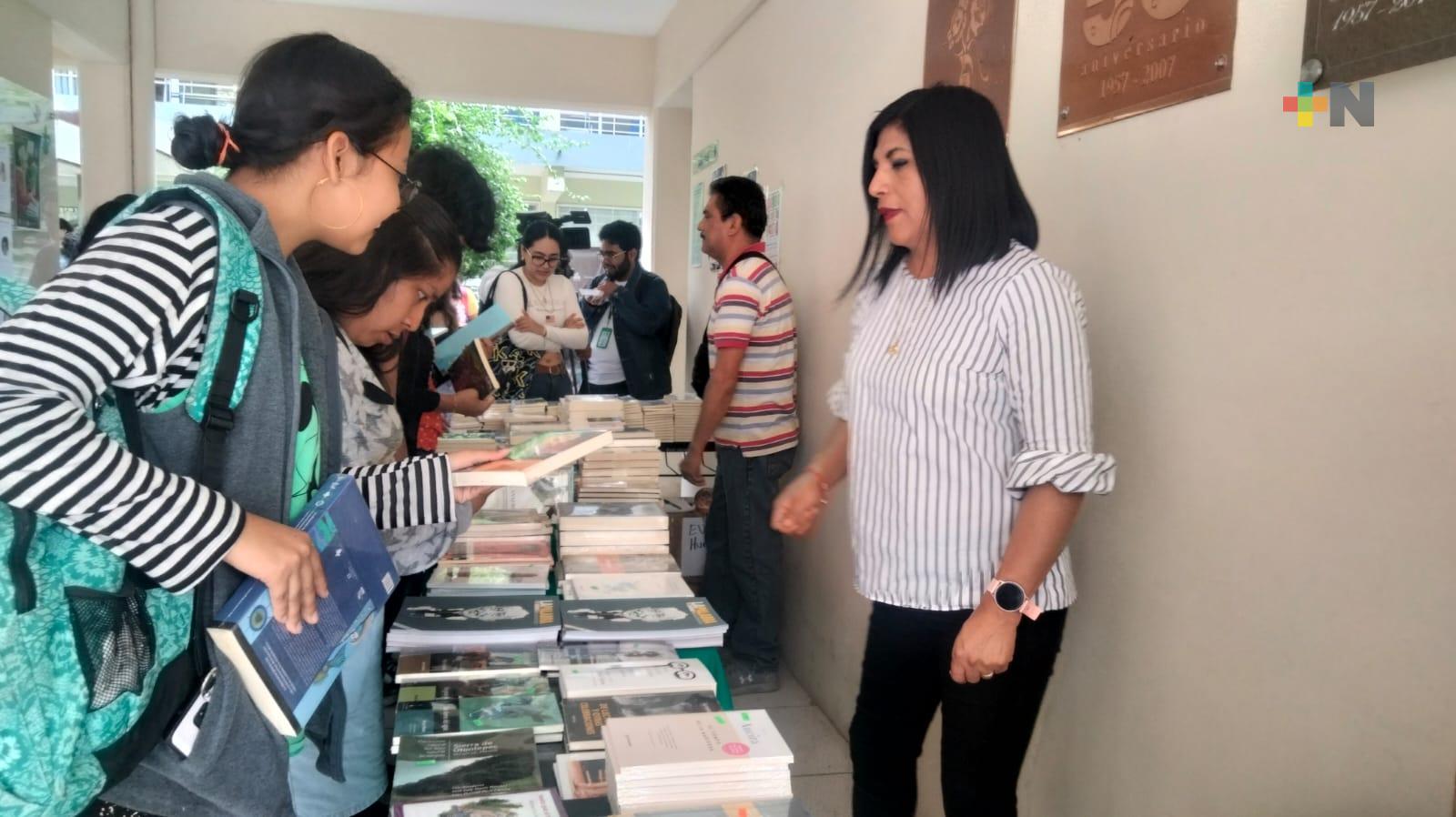 Editorial UV hizo un remate de libros en Unidad de Humanidades