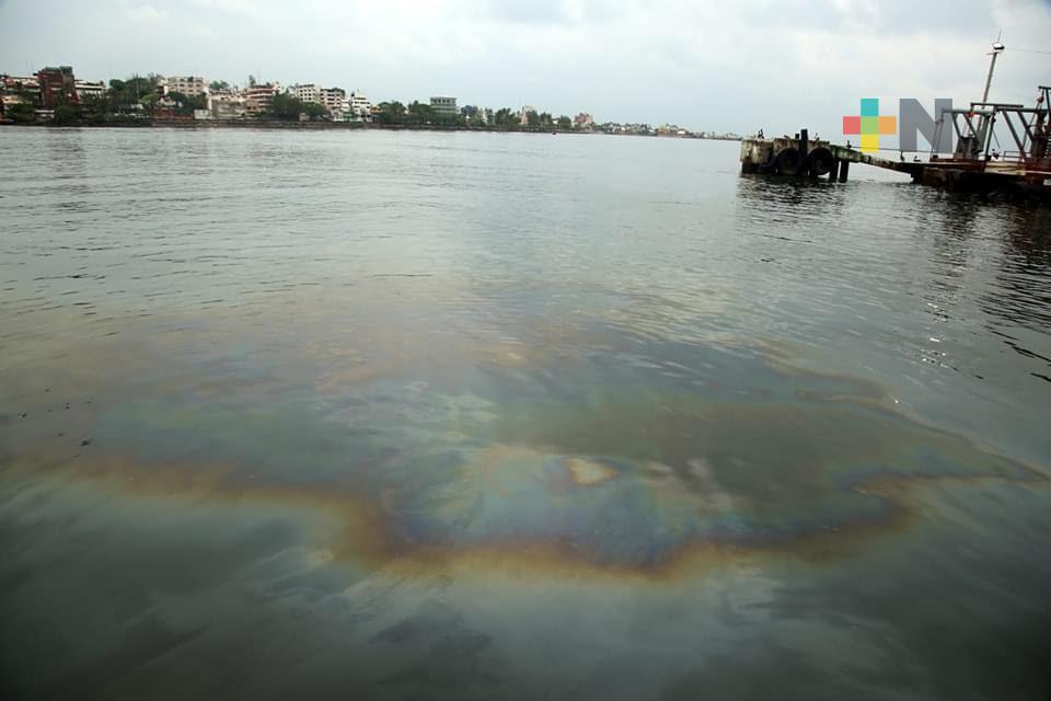 Río Coatzacoalcos amanece con residuos de hidrocarburo