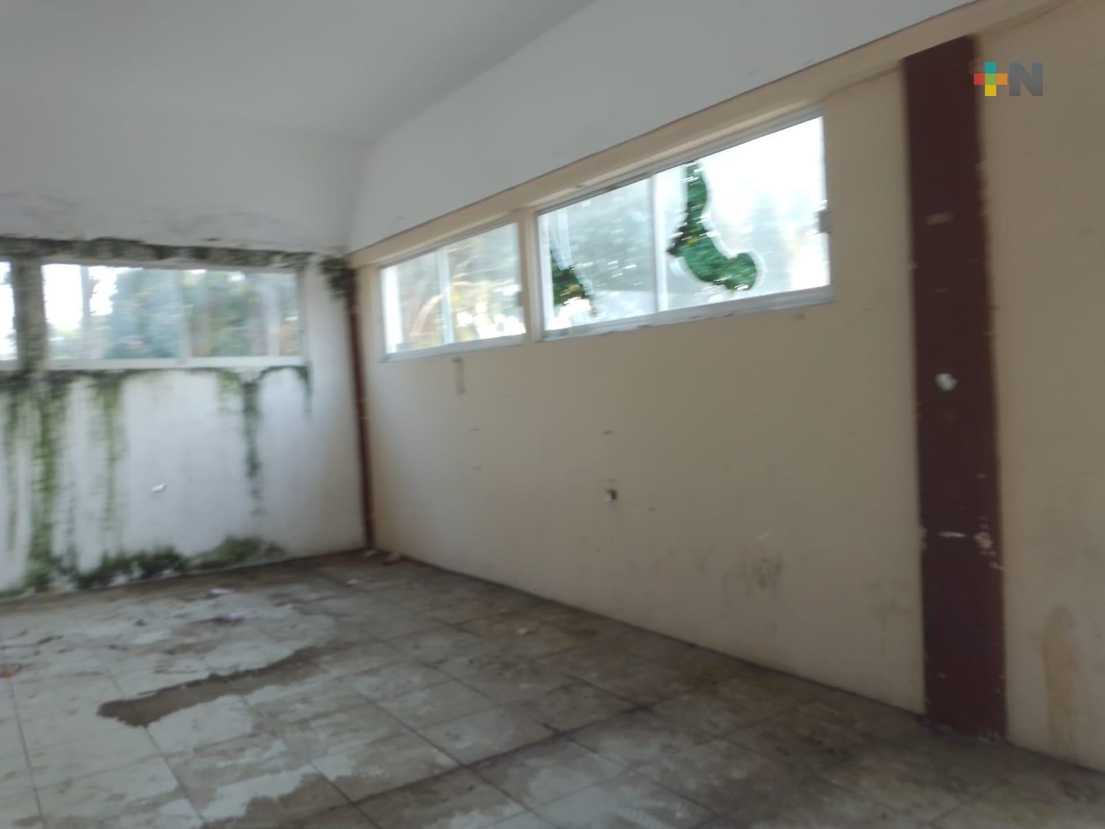 En ruinas salón de eventos sociales de Medellín, ciudadanos piden que lo compongan