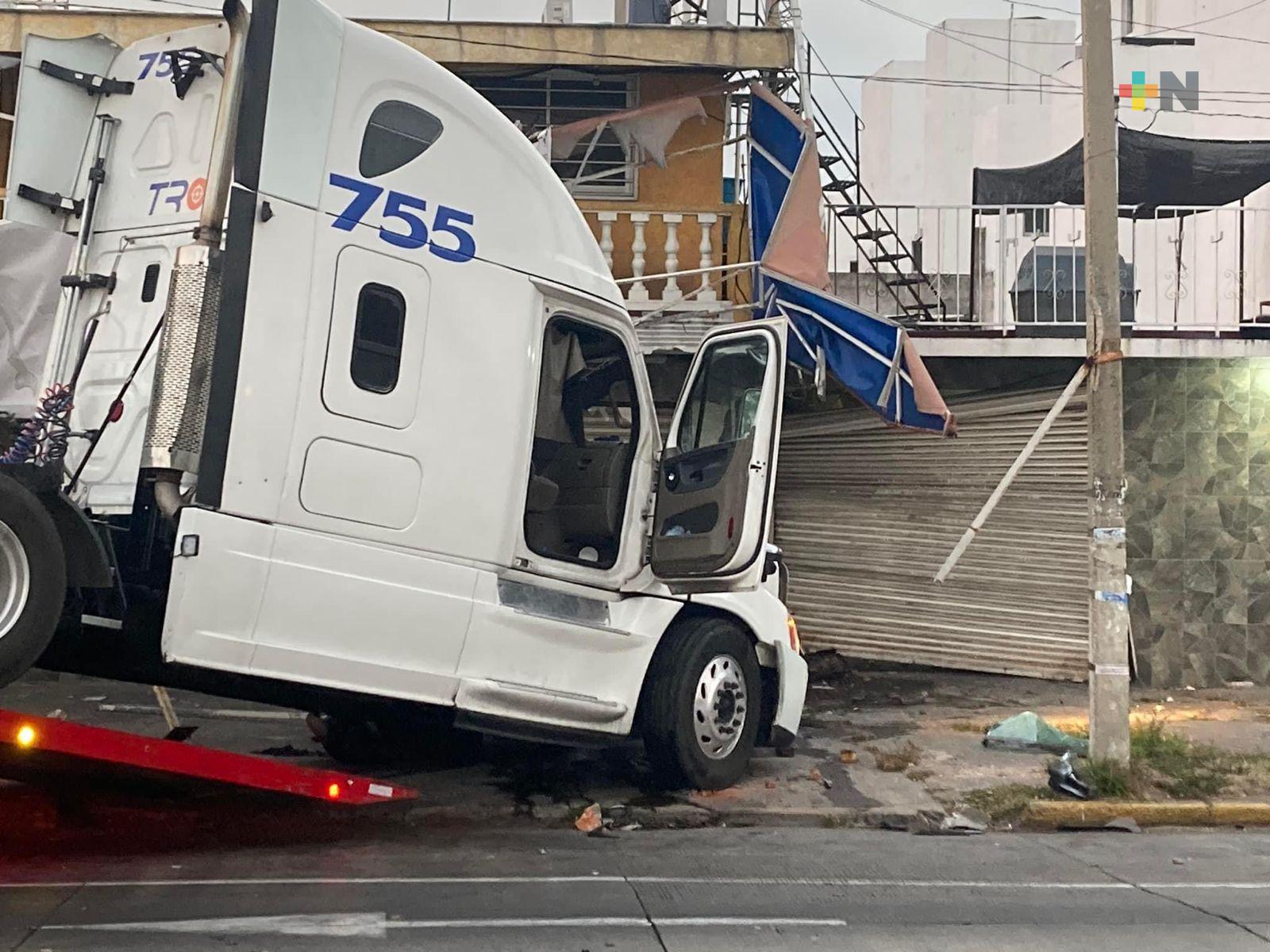 Tráiler impactó con refaccionaria en centro del puerto Veracruz