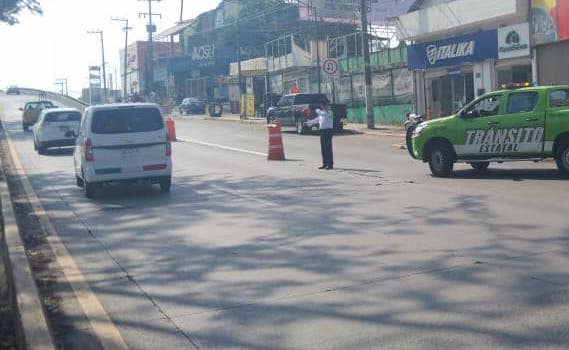 Cierran circulación sobre Lázaro Cárdenas a la altura de la calle Ismael Cristen, en Xalapa