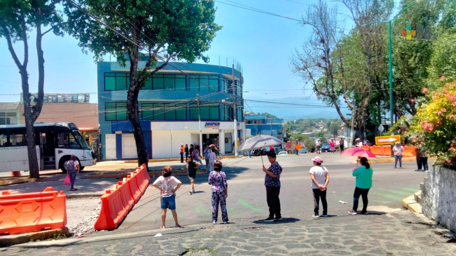 En Xalapa, vecinos de distintas colonias bloquean vialidad en demanda de agua