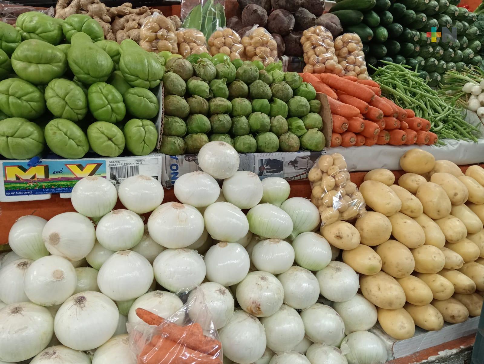 Comerciante de frutas y verduras reportan precios estables en Veracruz puerto