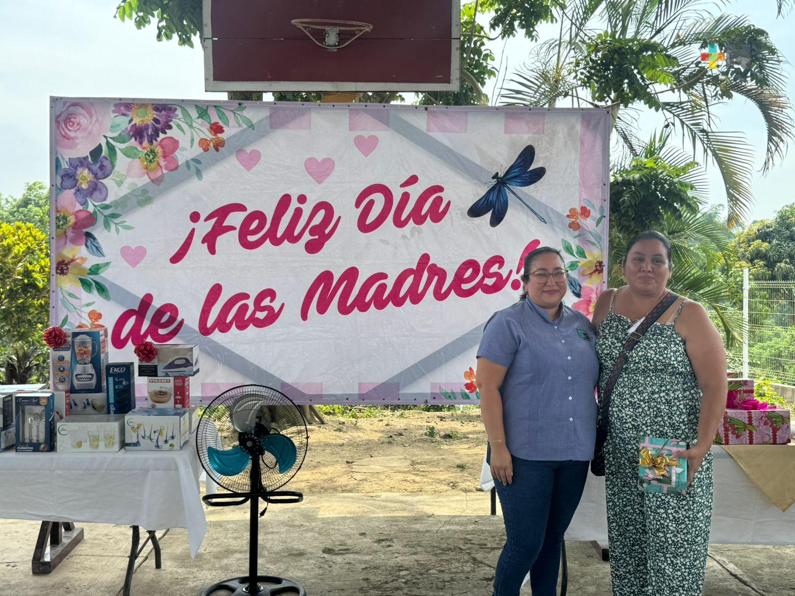 En telesecundaria del municipio de Atzalan festejan a mamás en su día