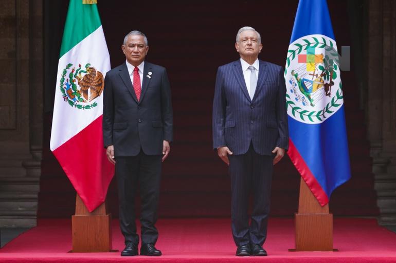 Presidente recibe en Palacio Nacional al primer ministro de Belice, Juan Antonio Briceño