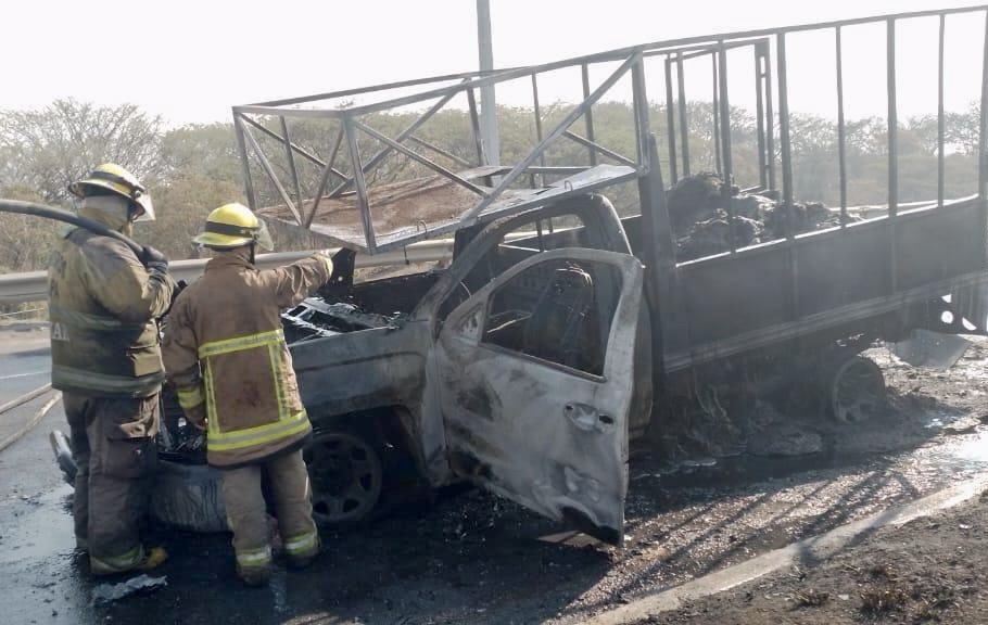 Sin personas lesionadas en incendio vehicular en Xalapa