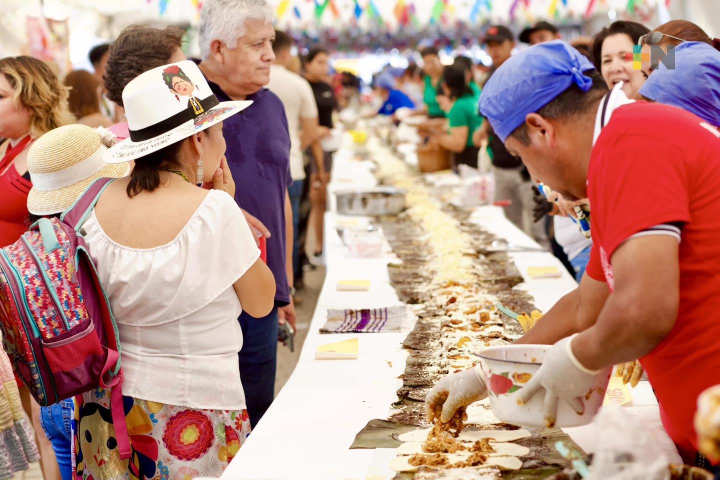 Exitosa degustación de «La enmolada más grande del mundo» en Teocelo