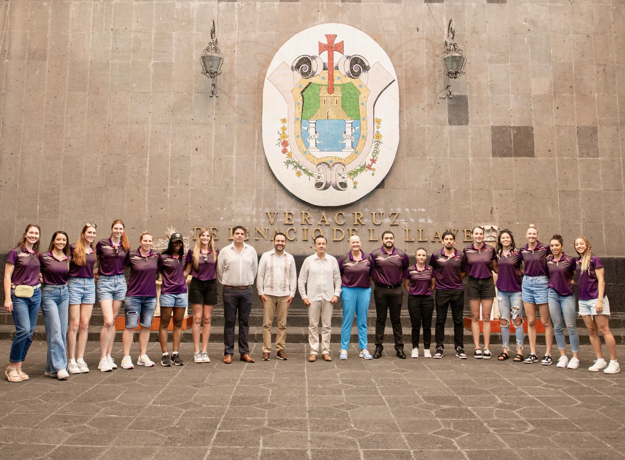 Integrantes de Halcones de Xalapa Femenil se reunieron con Cuitláhuac García