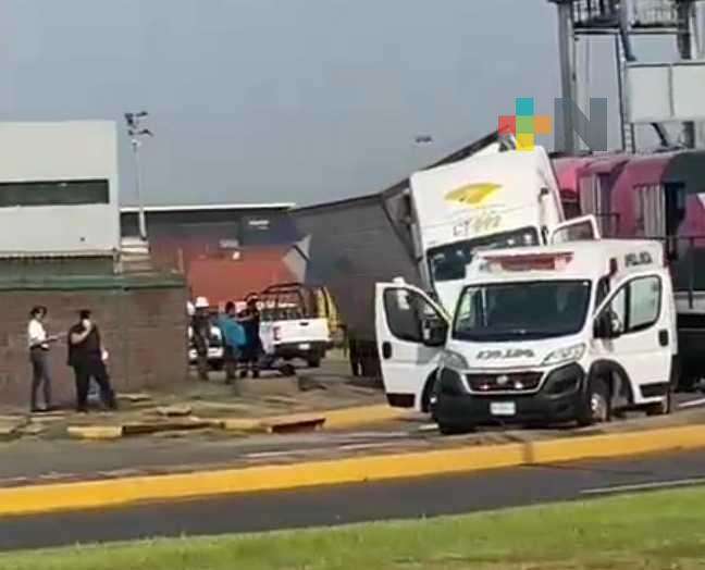 Reportan accidente entre camión de carga y tren en recinto de Asipona