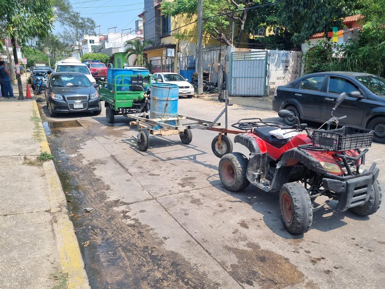 Grandes filas para obtener líquido de un ojo de agua en pozo La Noria de Coatza