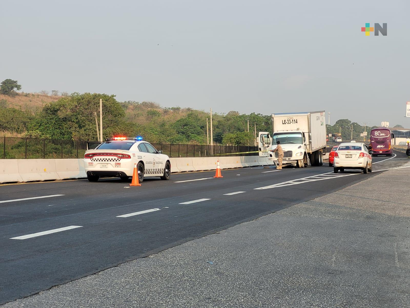 Camión accidentado en carretera Veracruz-Cardel terminó en carril contrario; no hubo lesionados