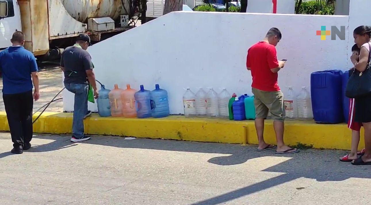 Personas acuden a CMAS para llenar recipientes de agua