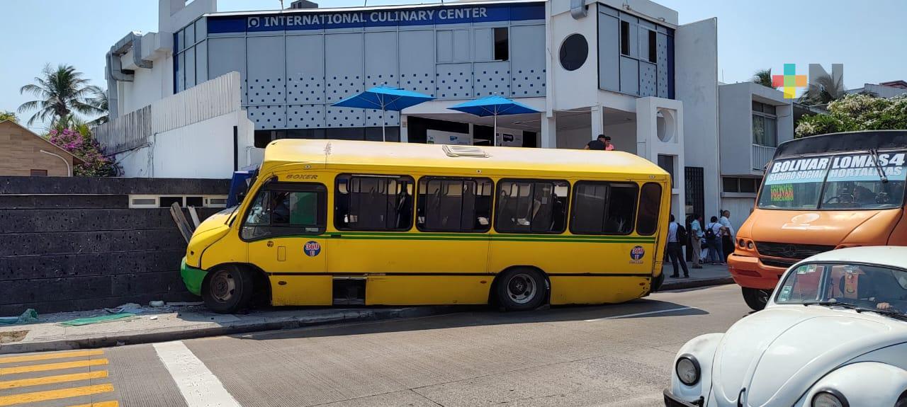 Lesionados del choque de autobús contra barda no reciben pago de atención médica