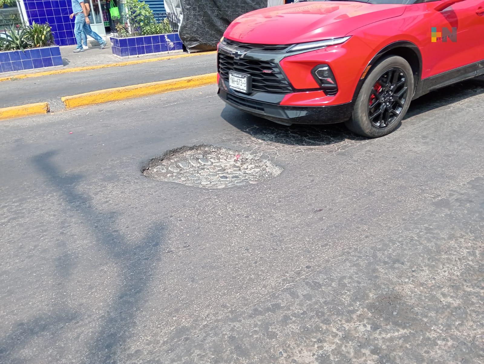 Baches en puerto de Veracruz afectan vialidad y dañan vehículos