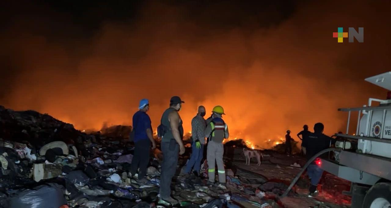 Sofocan incendio en basurero de Nanchital; existen indicios de acción intencional