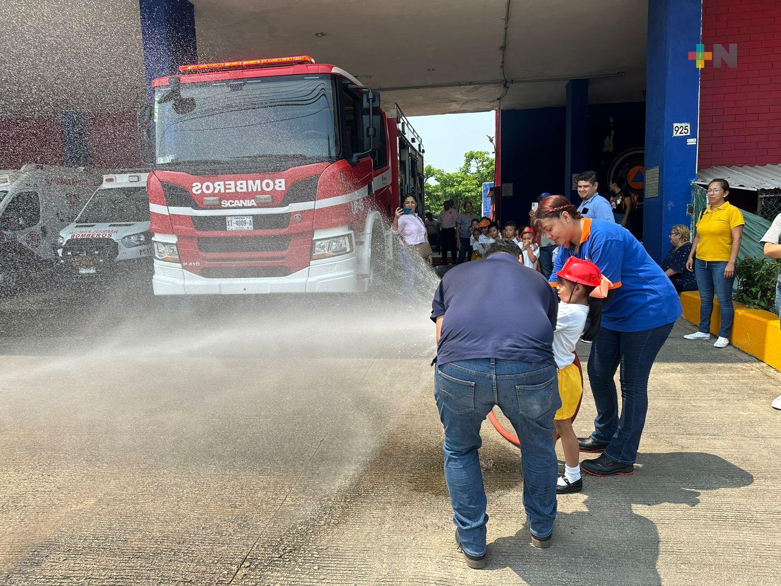 Niños de preescolar acuden a conocer trabajo de bomberos en Coatza