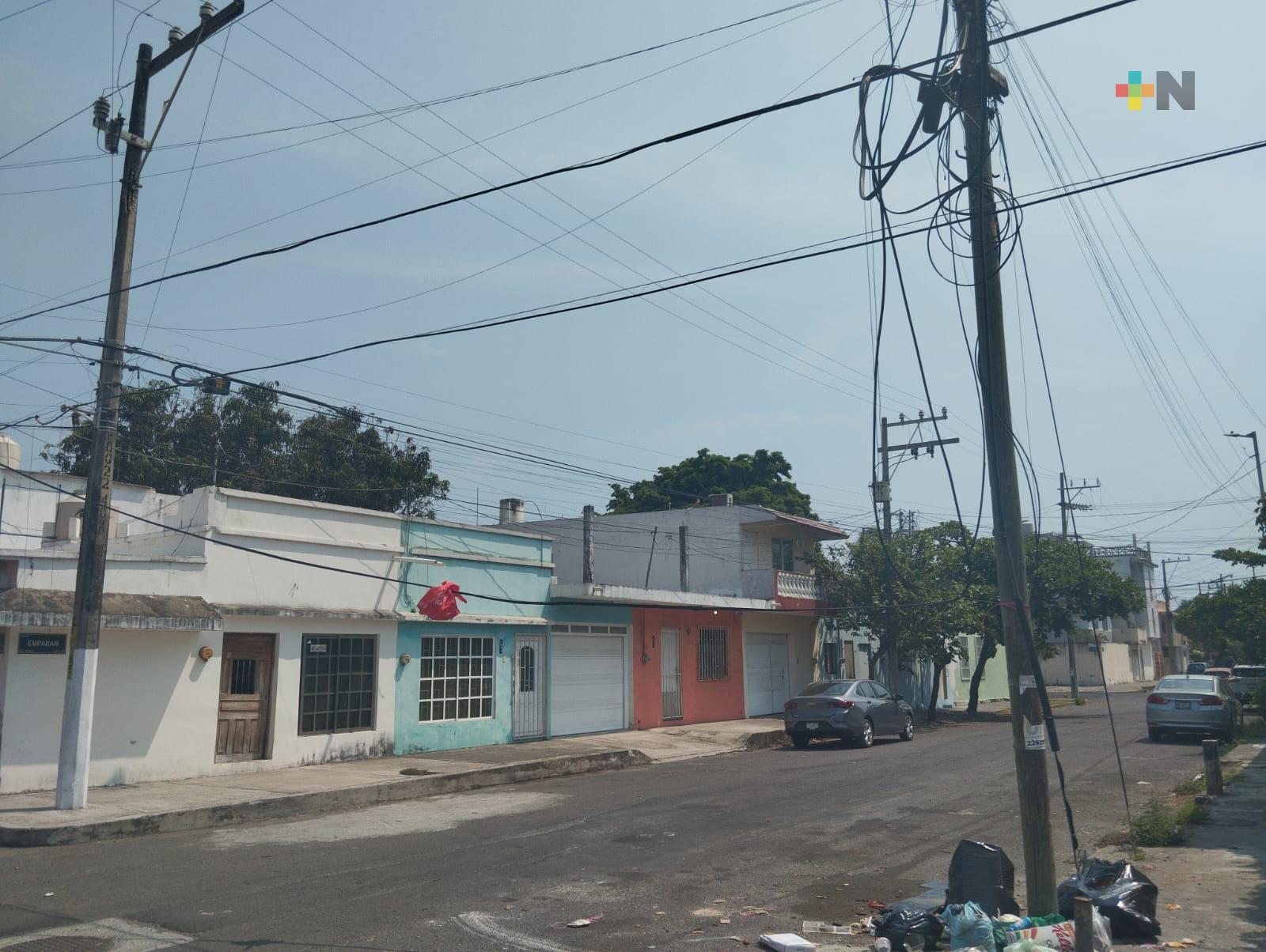 Camión de carga rompe cableado de telefonía e internet; afecta a usuarios