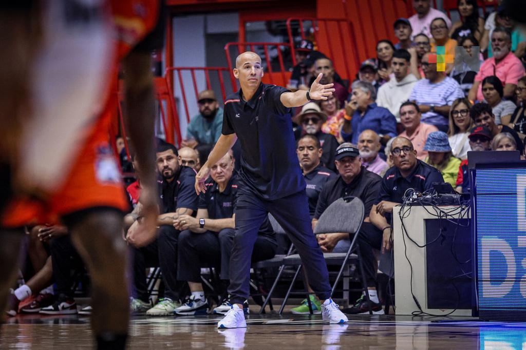 Carlos Rivera es el nuevo coach de los Halcones Rojos de Veracruz