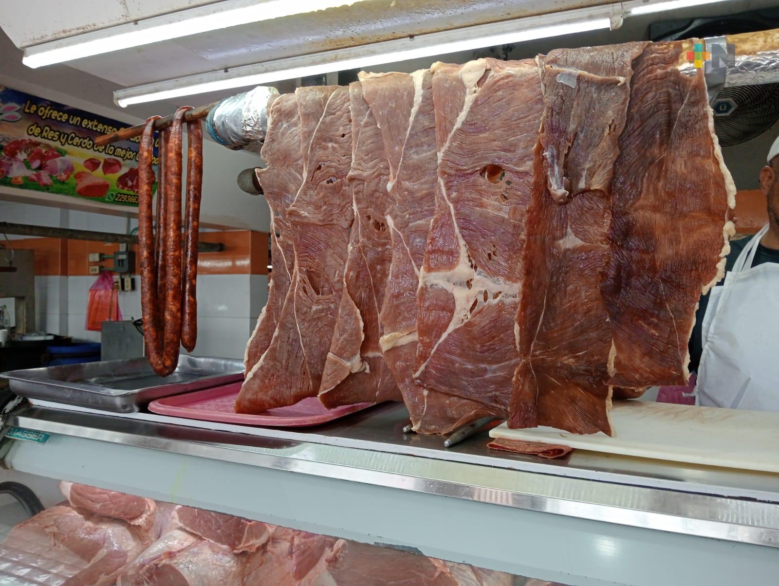 Comerciantes de carne toman medidas por ola de calor para evitar descomposición