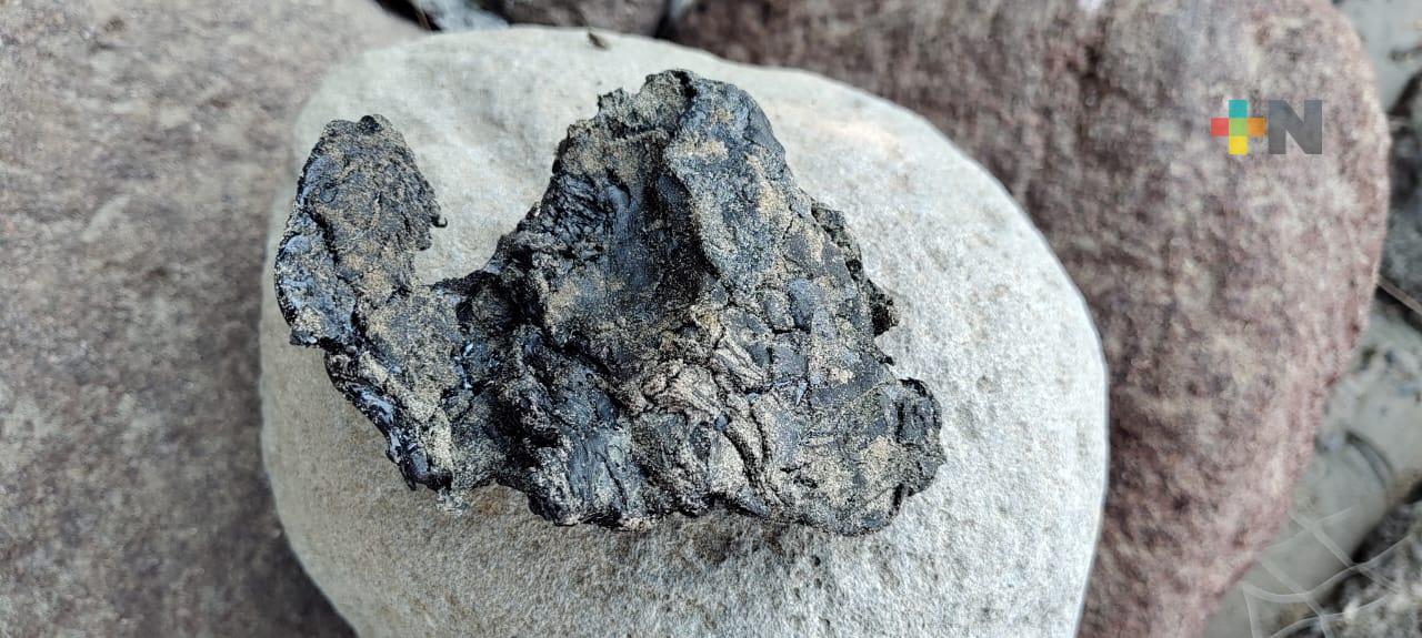 Aparece chapopote en playa de Veracruz; se desconoce el origen