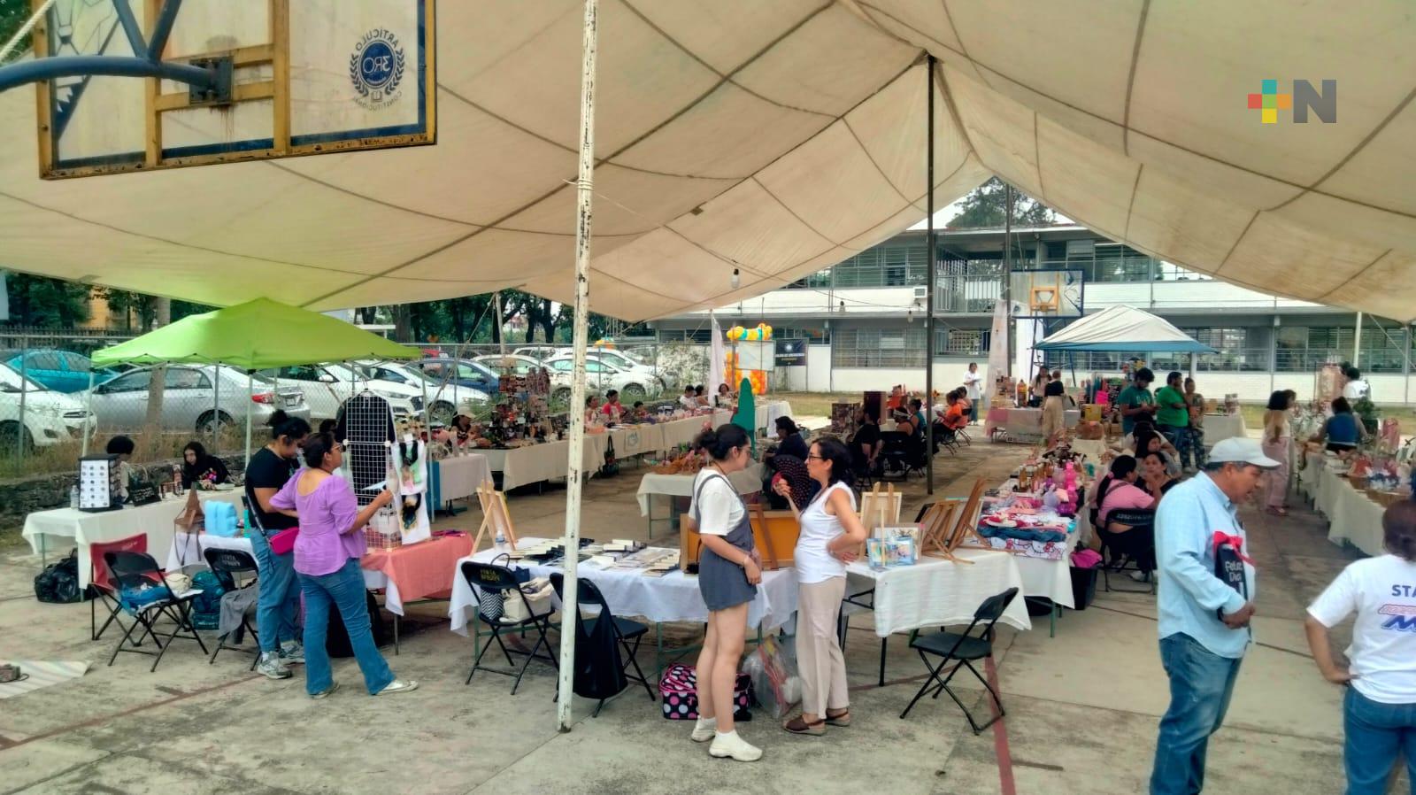 Más de 50 expositores participan en «Emprende Bazar» en escuela Artículo Tercero