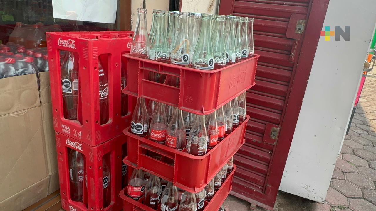 Desabasto de refrescos embotellados y garrafones de agua debido al calor en Coatza