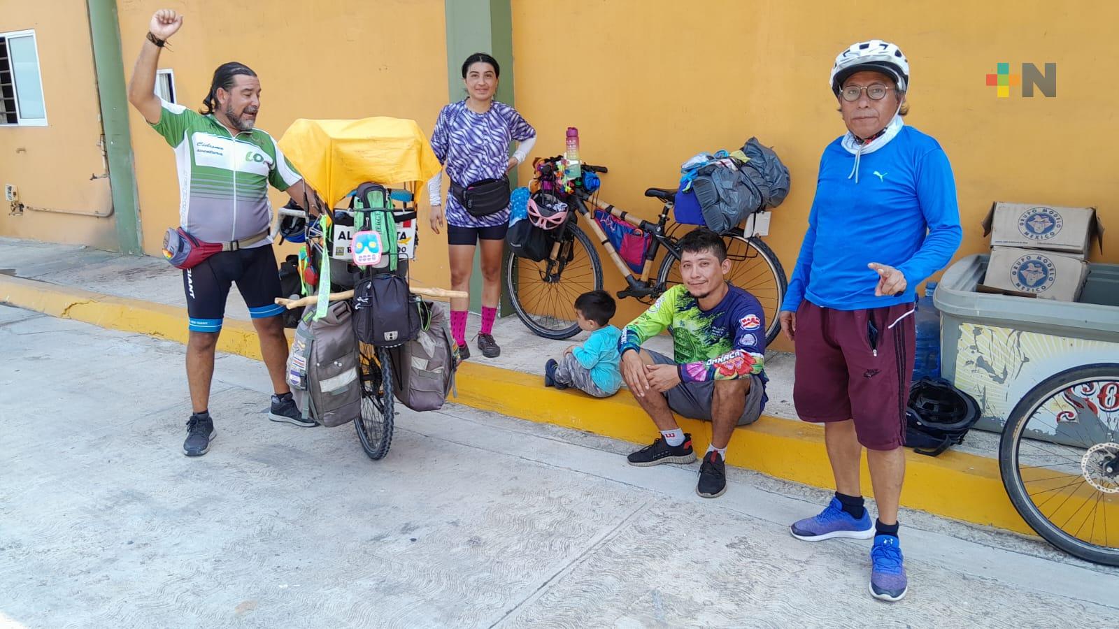 Familia de ciclistas hacen recorrido de SLP a Mérida para asistir a foro de bicicleta
