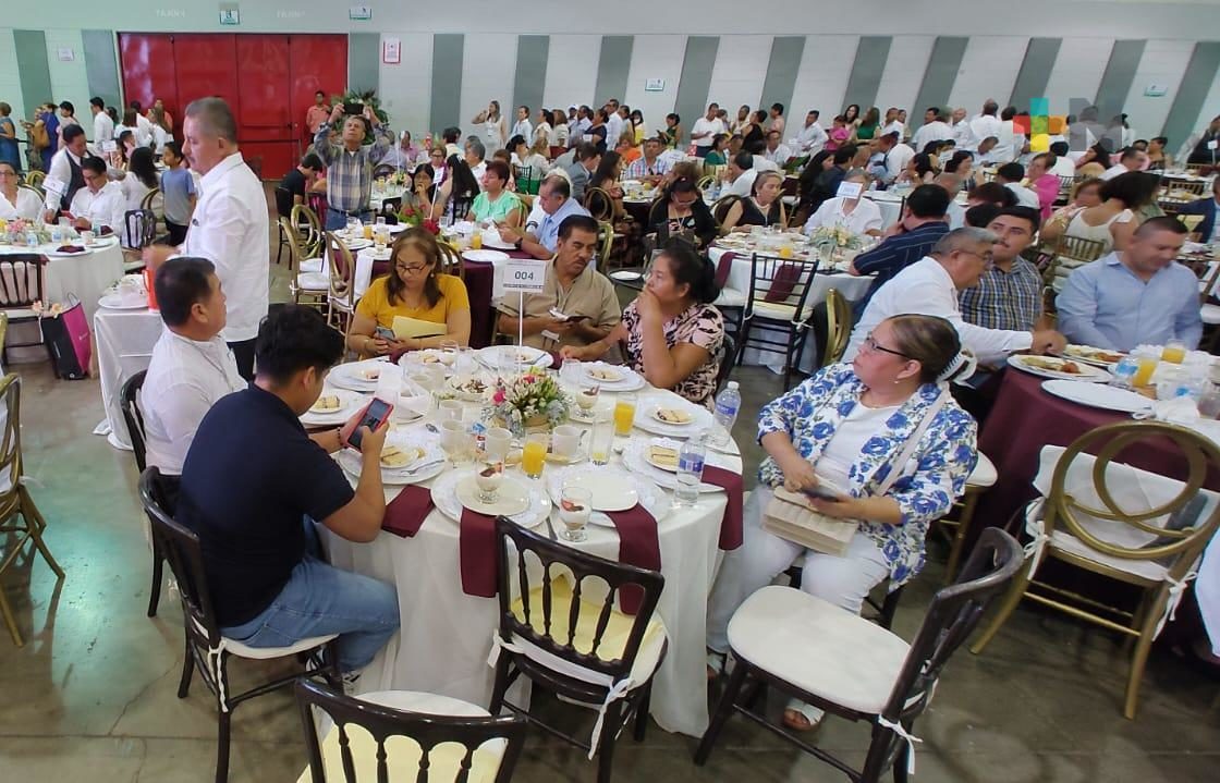 En WTC reconocen y festejan a maestras y maestros veracruzanos