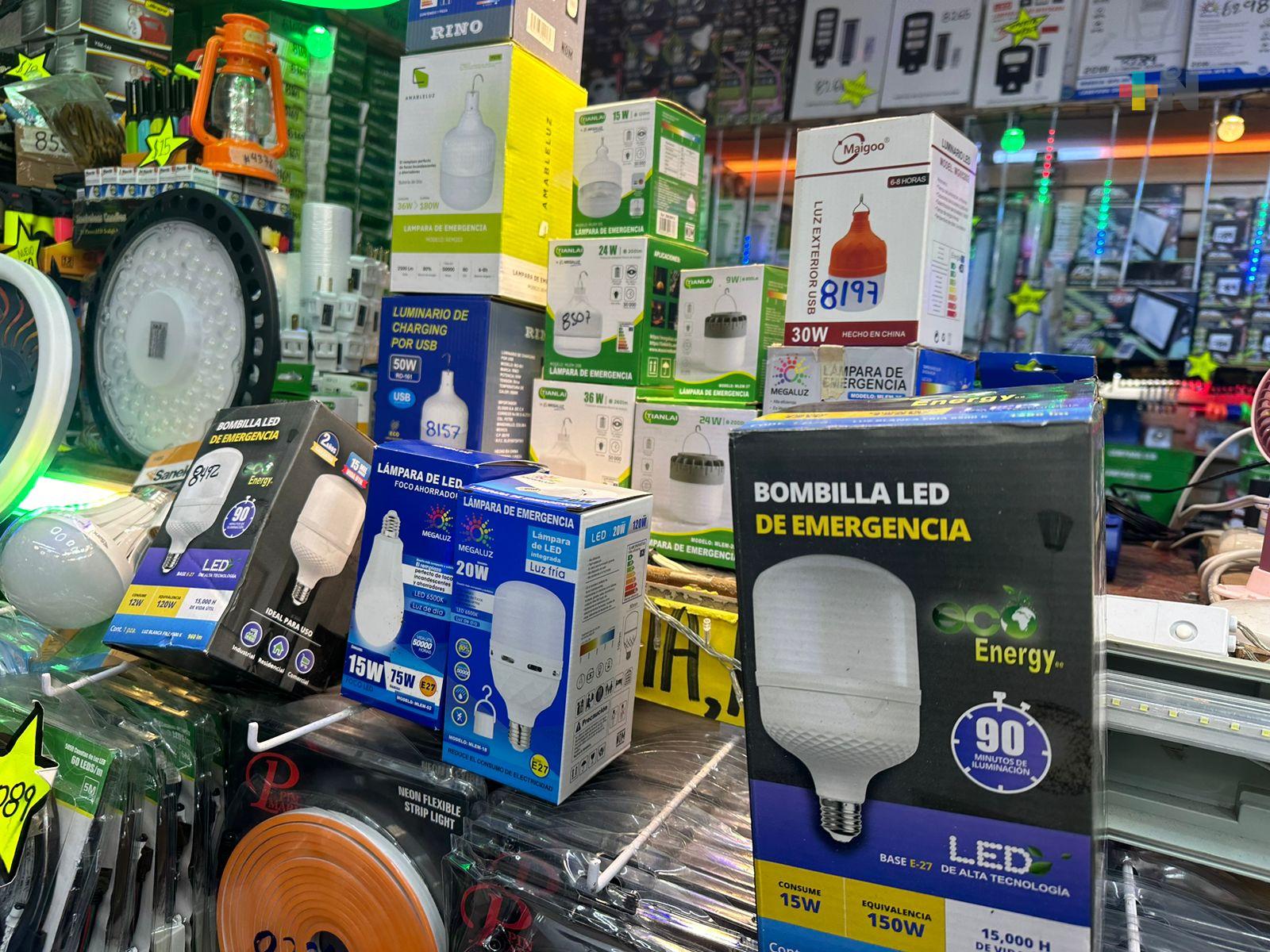 Focos de emergencia y luminarias o ventiladores recargables, opción ante apagones