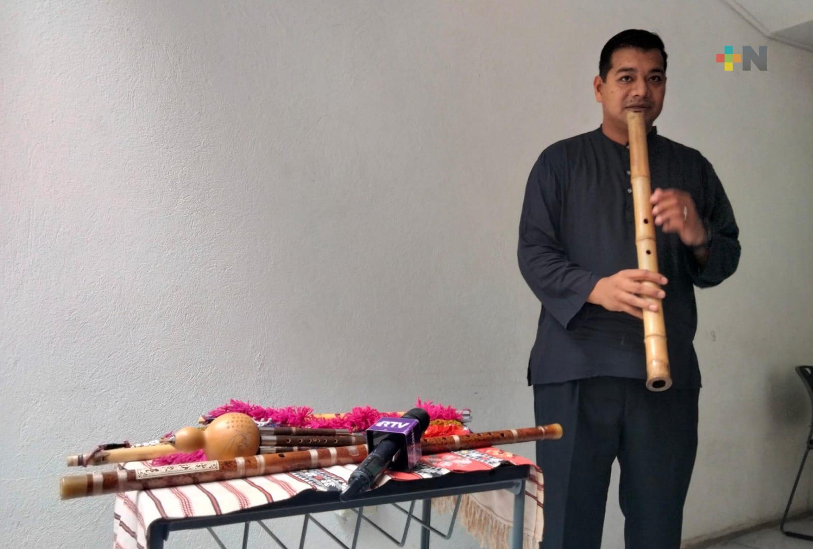 Santiago Ruiz toca al menos una decena de flautas de distintas partes del mundo