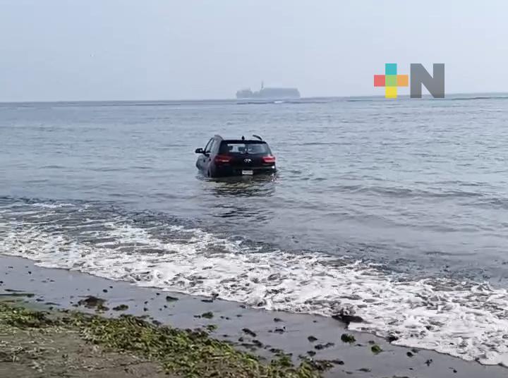 Camioneta aparece a mitad de playa en Boca del Río