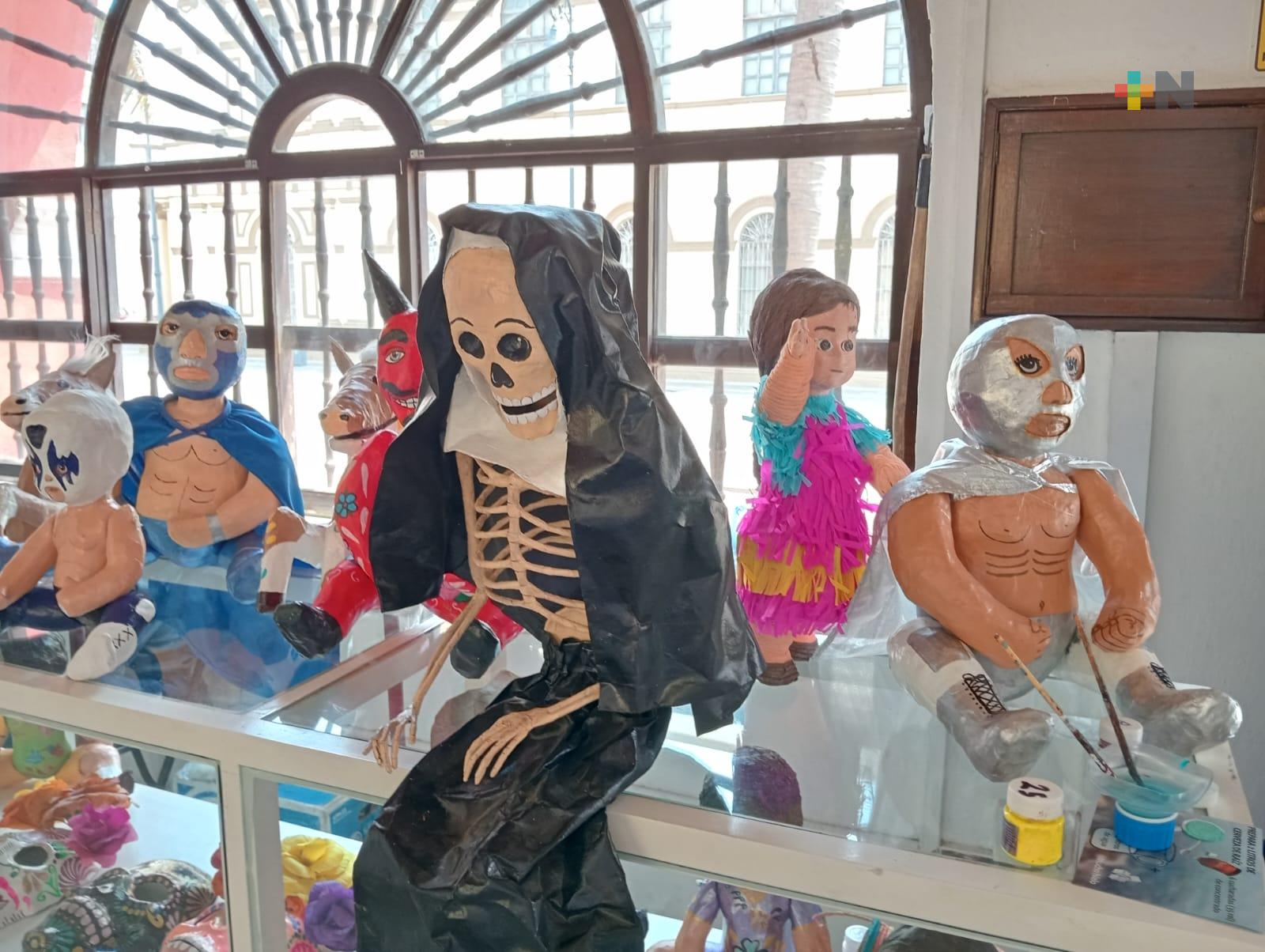 Artesano de Puebla expone trabajo de cartonería en Atarazanas