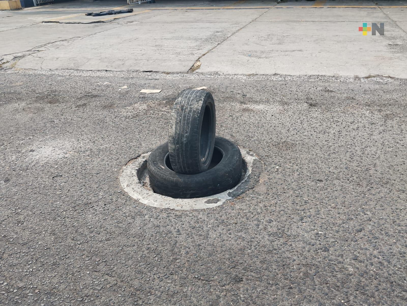 Llantas para visibilizar alcantarilla sin tapa son comunes en Veracruz puerto; no se atienden