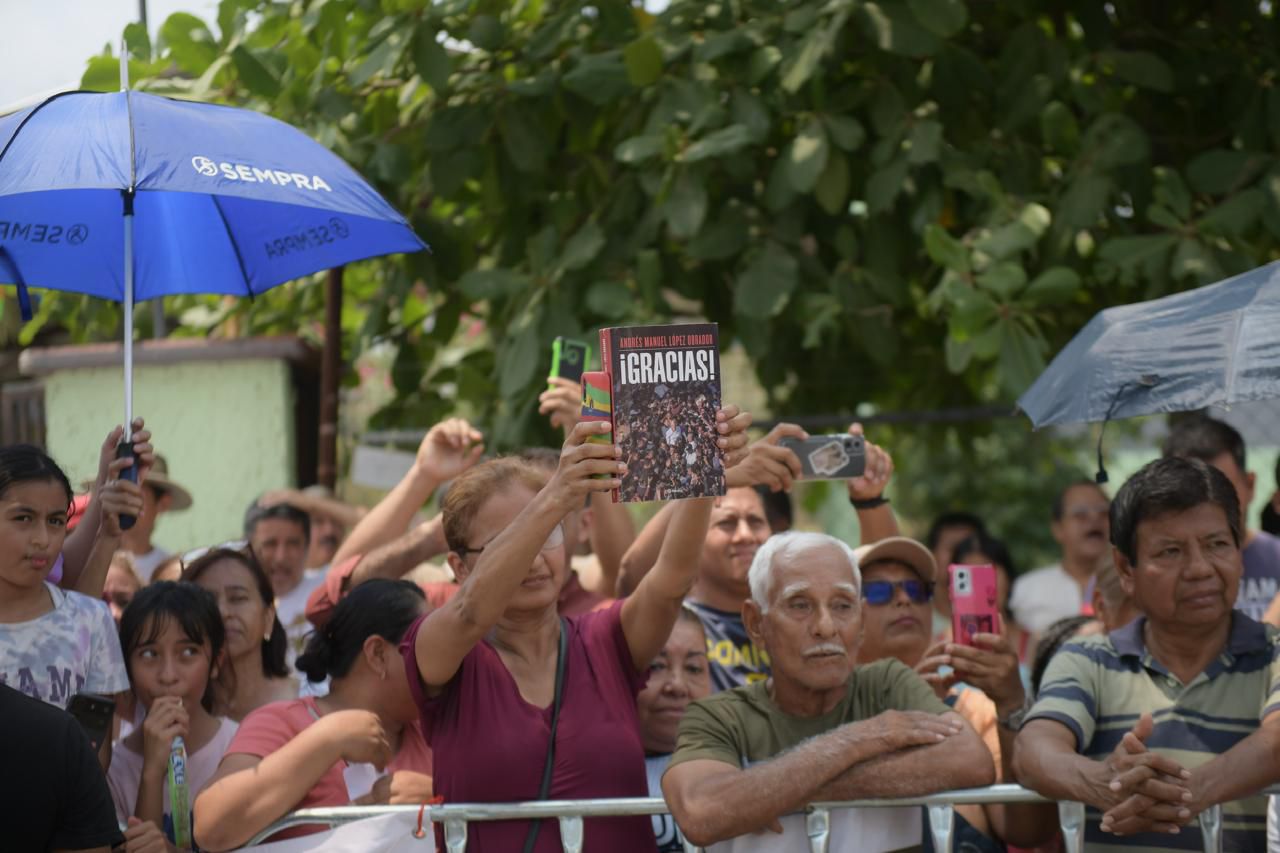 Entre porras y aplausos reciben a López Obrador en Hospital de Naranjos