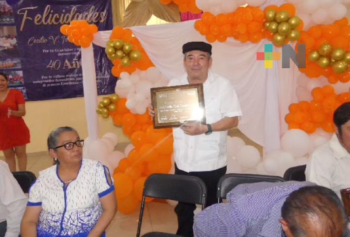 Maestros con 30 y 40 años de servicio son festejados en Zacualpan