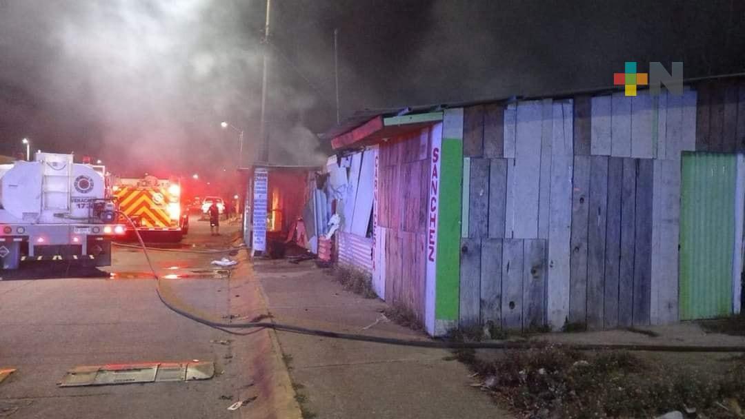 Consume fuego cuatro locales de mercado en Ciudad Olmeca, Coatzacoalcos