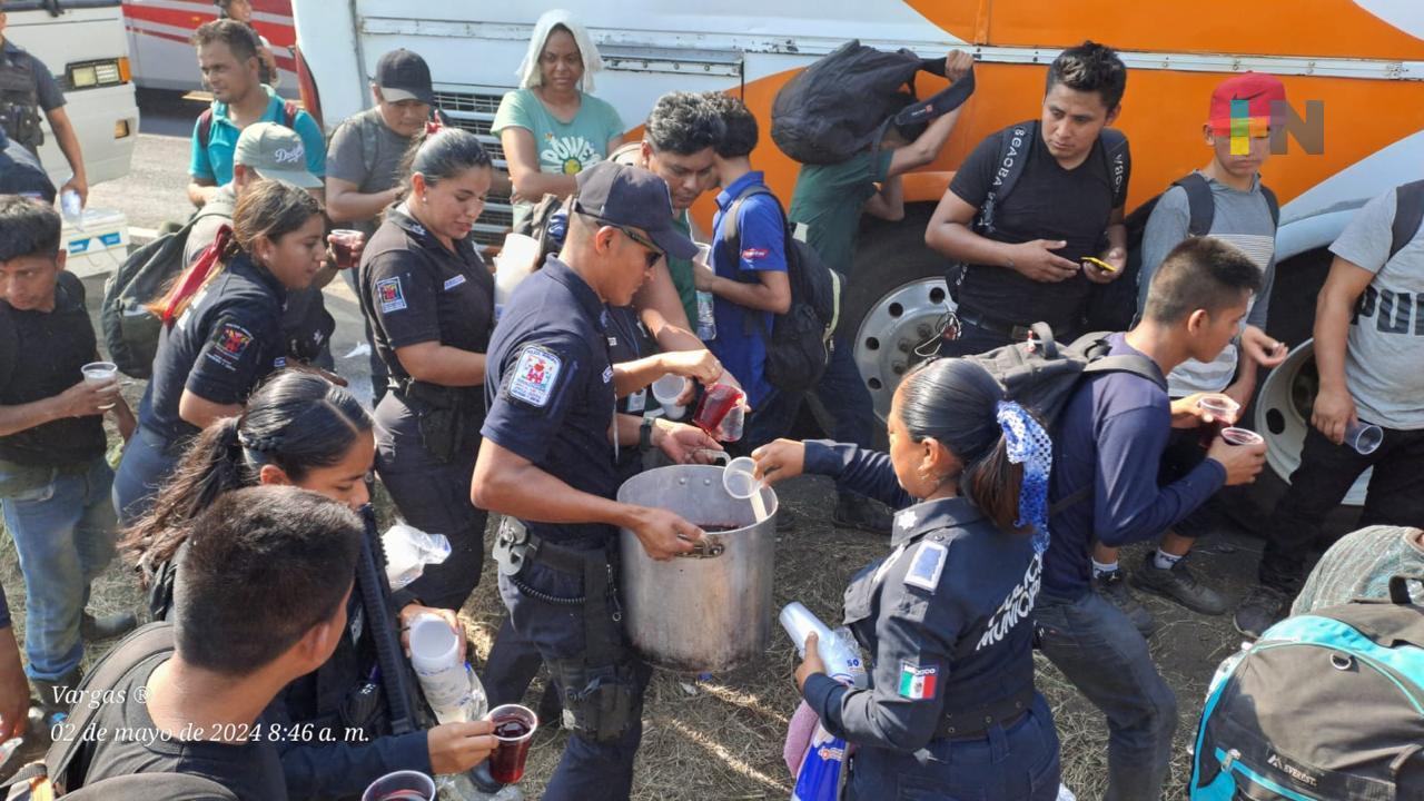 Fuerzas policiacas rescatan a migrantes abandonados en carretera de Jáltipan
