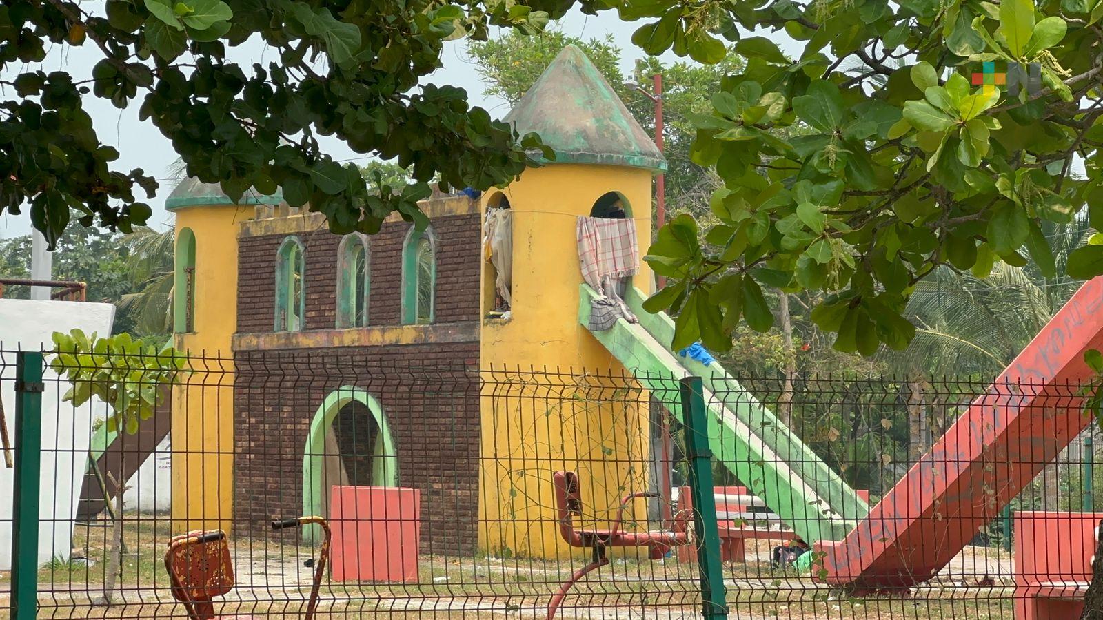 Migrantes invaden parque infantil en Coatzacoalcos