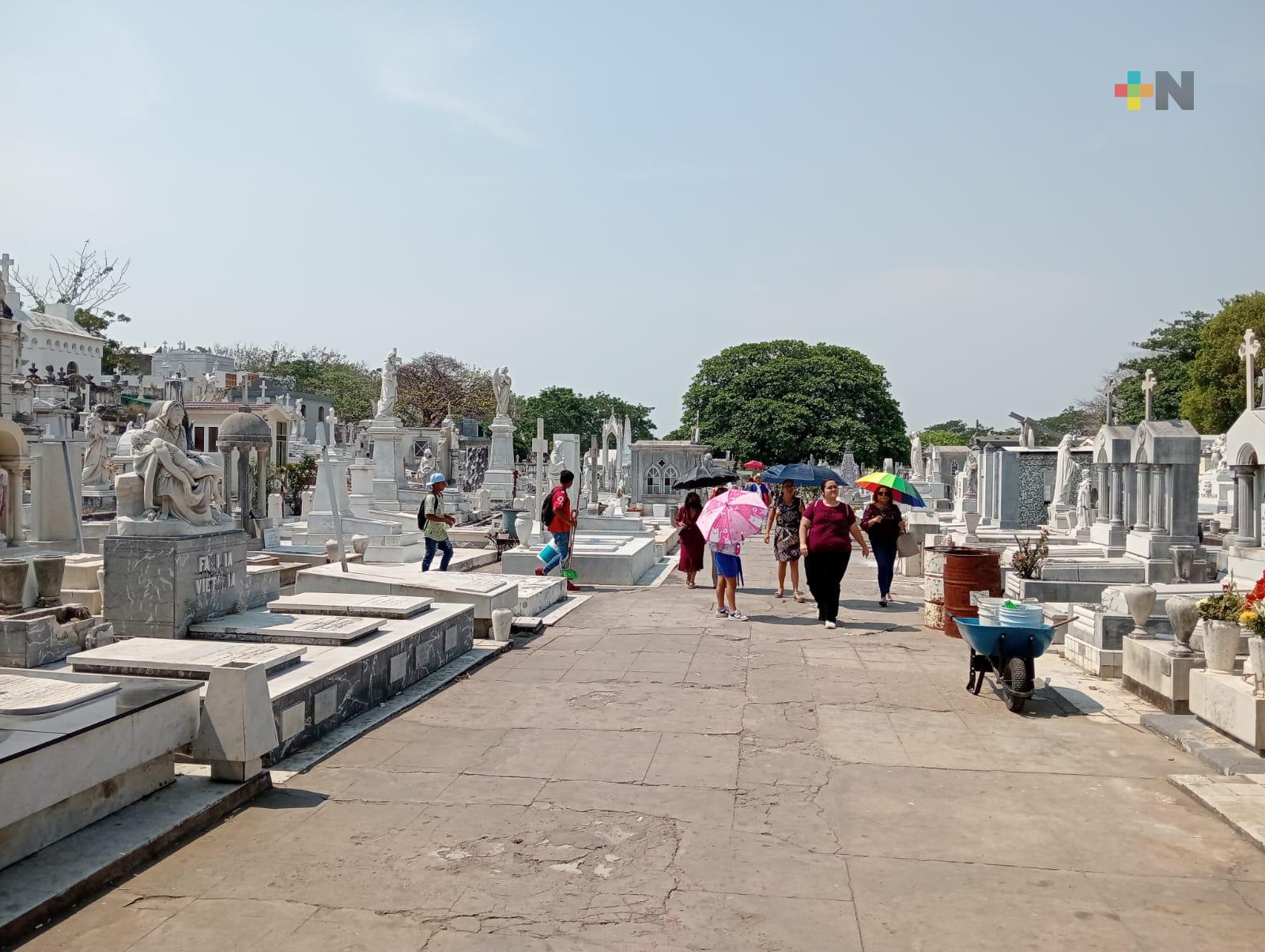 Panteones de Veracruz-Boca del Río se llenan de flores por Día de las Madres