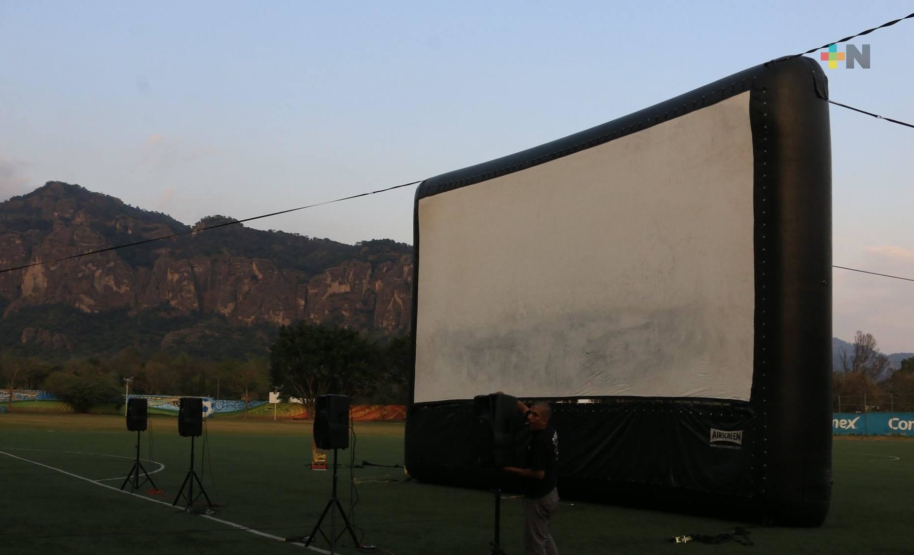 Imcine dona pantalla inflable a Secver; llevará filmes a lugares sin este servicio