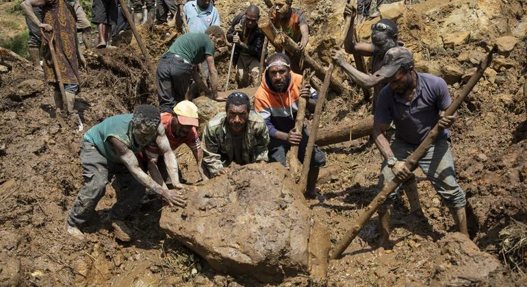 Unas dos mil personas siguen sepultadas tras un corrimiento de tierras en Papúa Nueva Guinea