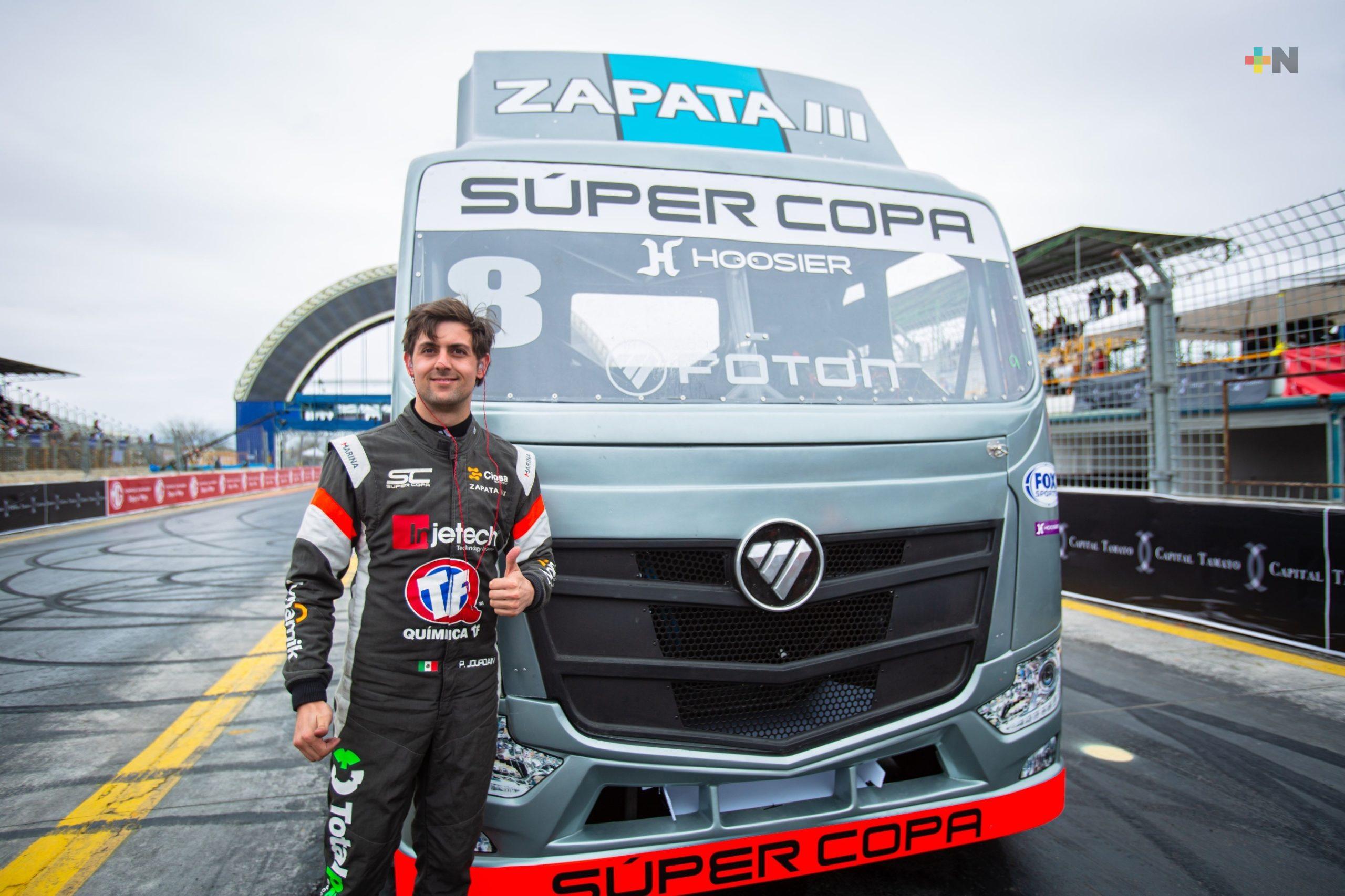 Paul Jourdain por su primer triunfo en  Tractocamiones de la Súper Copa