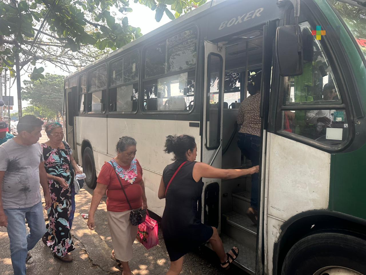 Conductores de servicio urbano de Coatza, de los más afectados por el calor