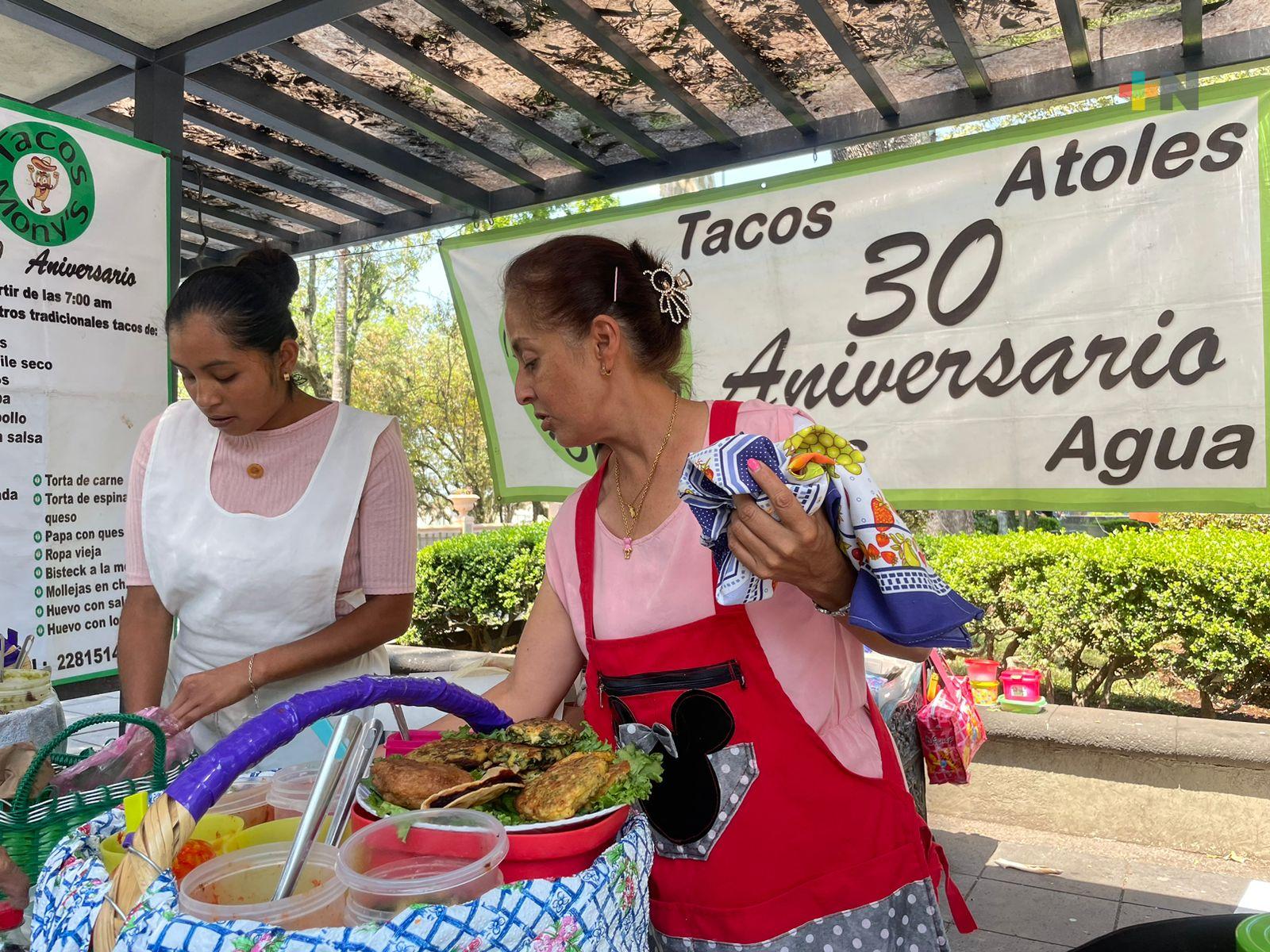 Tacos de guisado del parque Juárez de Xalapa son ya toda una tradición de 30 años de vida