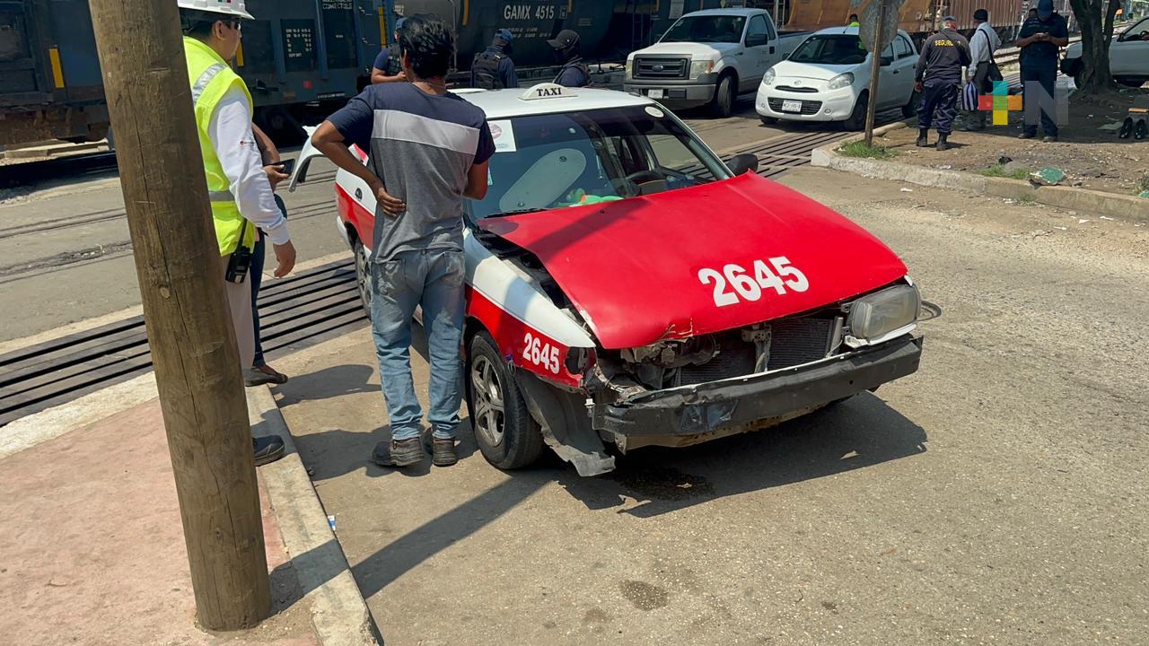 Taxi a punto de ser arrollado por tren en Coatza; viajaba familia de cinco personas