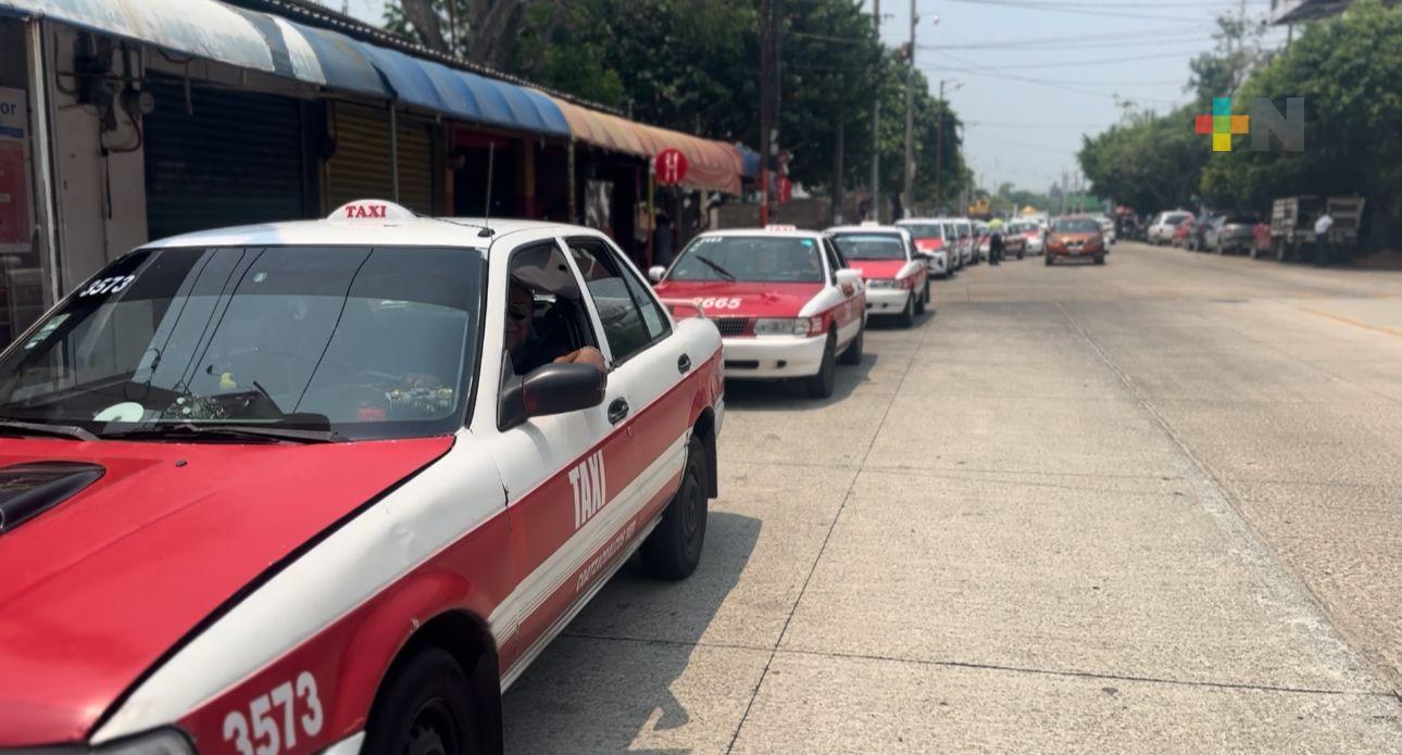 Taxistas de Coatza rechazan ingreso de camionetas de transporte colectivo