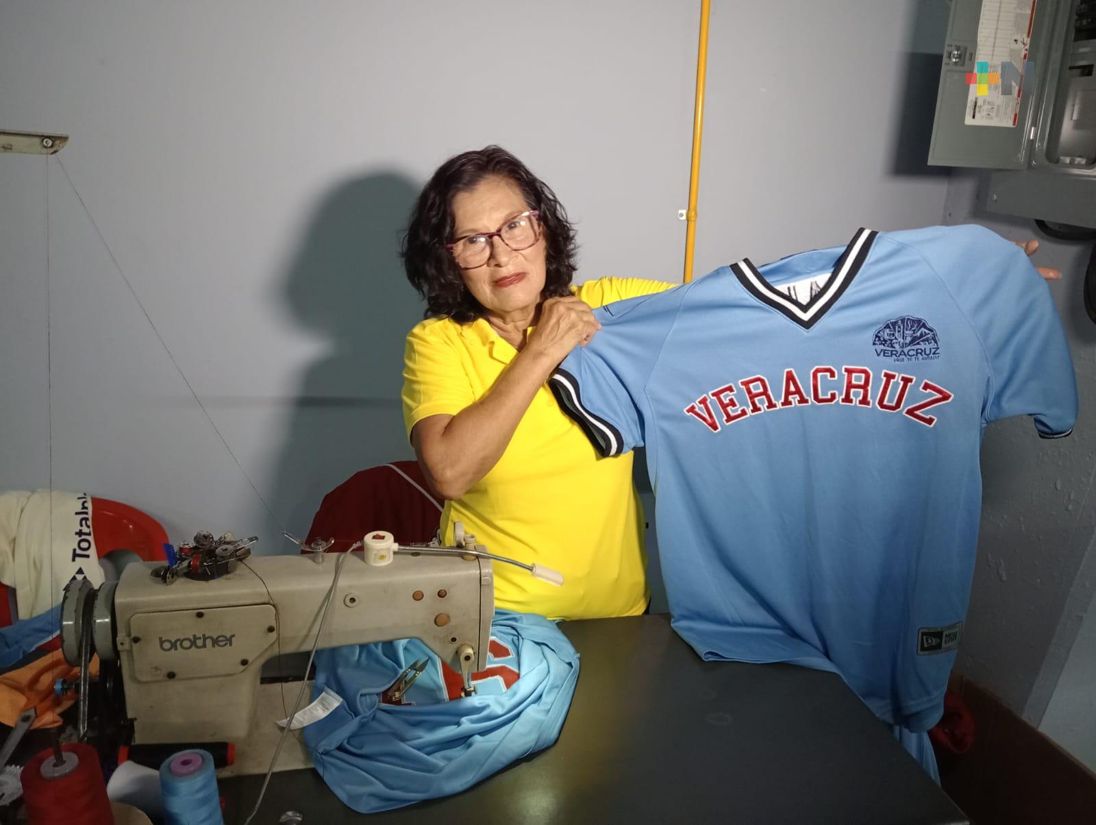 Doña Teresa, responsable de arreglar los uniformes de El Águila de Veracruz