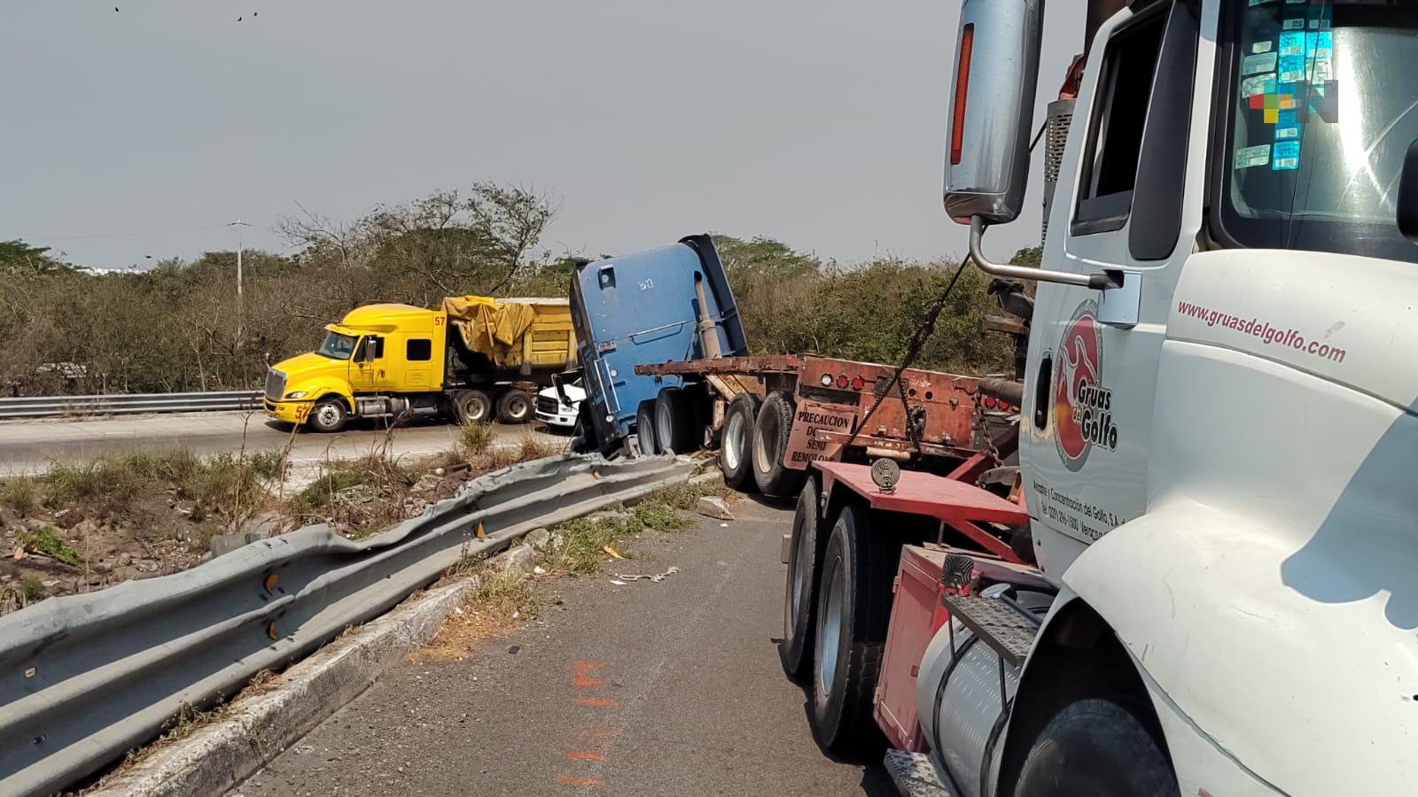 Se accidenta tráiler cerca de Veracruz puerto; no hubo lesionados